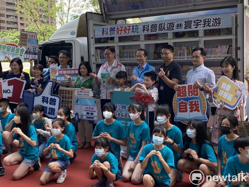 科普閱讀行動書車將於暑假期間巡迴桃園13區，鼓勵學子閱讀提升科技創造力。   圖：林昀真/攝