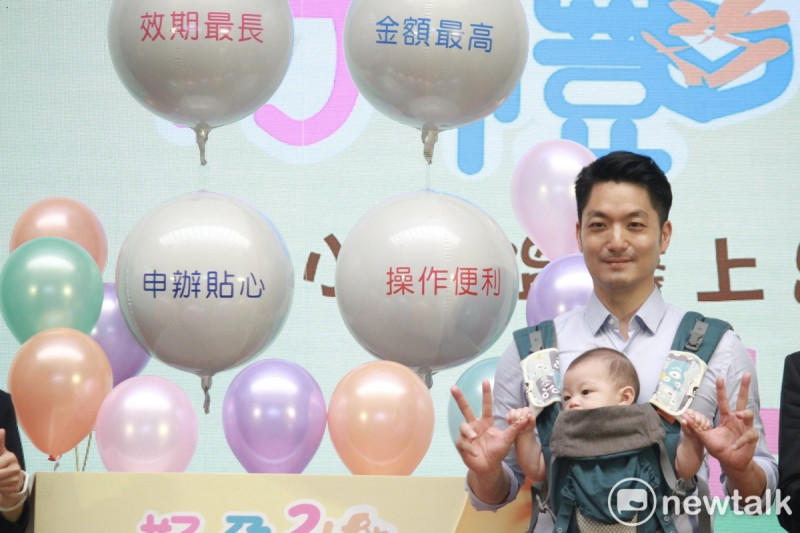 台北市長蔣萬安今背著三寶亮相宣傳「好孕2U專車」補助。   圖：周煊惠 / 攝