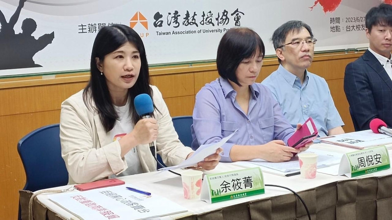 台灣綠黨反對國民黨跟民眾黨重啟服貿的主張，今（27）日與台灣教授協會、曾參與318運動的社運、政黨夥伴共同召開記者會，余筱菁代表台灣綠黨發言。   圖：台灣綠黨提供