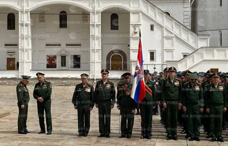 普丁表揚俄軍人，稱因有他們的機智行動，才得以平定叛亂。   畫面翻攝自@NOELreports