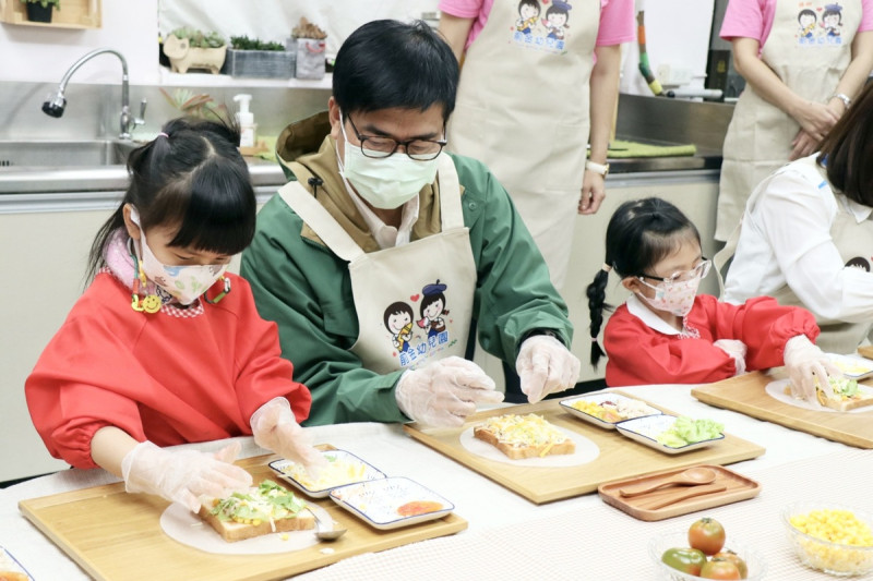 陳其邁(左二)提供經費補助，與家長共同育兒。   圖：高雄市教育局/提供