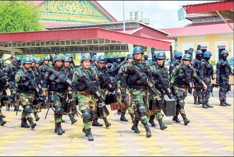 洪森還命令武裝部隊成員搜查任何可能進入柬埔寨的叛亂分子，稱他們為「恐怖分子」。   圖：翻攝自樞密院十號