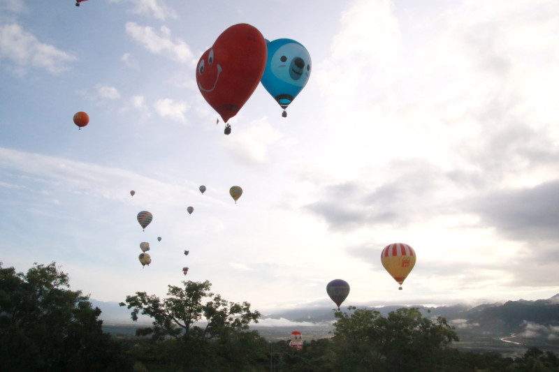 鹿野高台熱氣球活動將一直持續到8月28日。   圖：台東縣政府交通及觀光發展處觀光遊憩科／提供