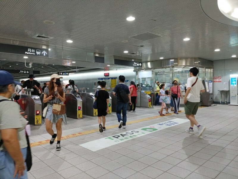 今日是「TPASS行政院通勤月票」上路第一天，北捷全線117個車站、1,360個驗票閘門都已配合使用。   圖：林冠妤／攝