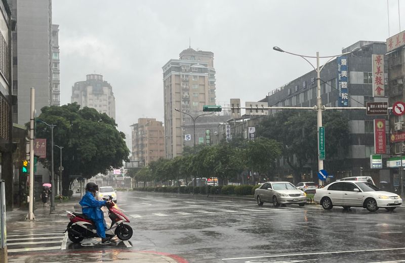 ▲明（2）日中午過後，各地仍會有「午後雷陣雨」，中南部山區及北部甚至有局部較大雨勢出現的機會。（圖／記者鍾怡婷攝）   