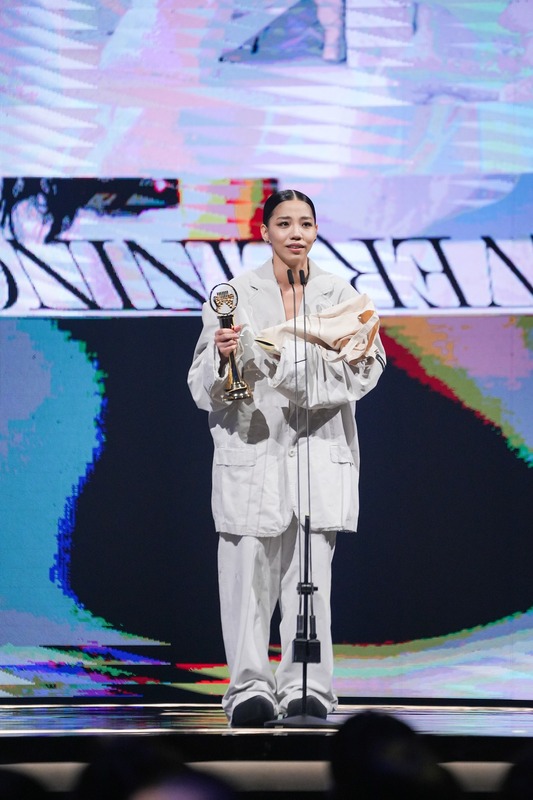 第34屆金曲獎頒獎典禮，洪佩瑜以專輯「明室」摘下最佳新人獎。   圖：翻攝自金曲ＧＭＡ粉專