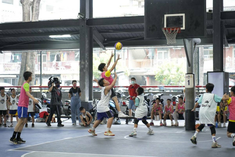 原客青少年三對三籃球賽拼戰激烈。   圖：高雄市客委會/提供
