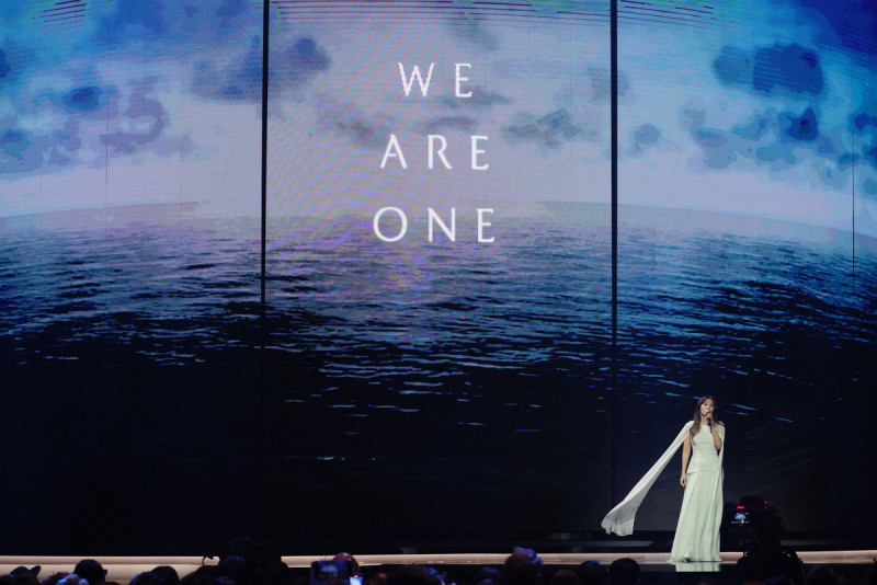 第34屆金曲獎，歌后蔡健雅擔任表演嘉賓，她在表演結束後並未下台，而是在廣告時間獻唱WE ARE ONE，暗指希望獻給#MeToo受傷的人。   圖：翻攝自金曲ＭＧＡ粉專