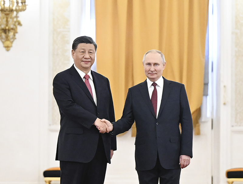 今年3月，中國國家主席習近平（左）在莫斯科與俄羅斯總統普丁舉行會談，任期無限的習近平對比戰事無功的普丁，氣勢明顯不同。   圖：翻攝自中國政府網