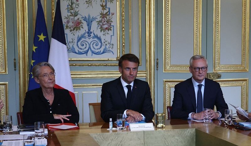 法國總統馬克宏(圖中) 2 日晚在總統府愛麗舍宮召集法國總理和多名部長，研究局勢最新進展。   圖：翻攝自環球網