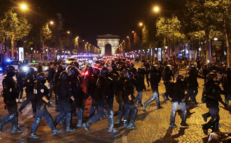 法國最近因北非裔男孩奈爾遭到警察槍殺一事而引發暴亂，各地都有抗議活動，且抗議活動有逐漸失控的跡象。圖為法國憲警。   圖：達志影像/路透社