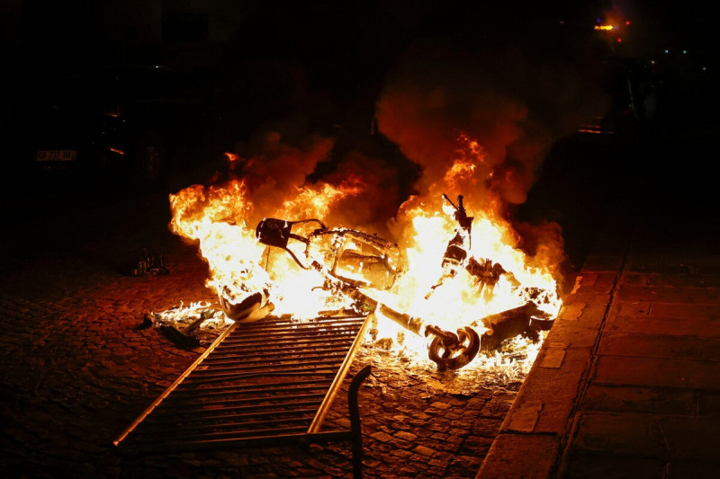 在法國的抗議活動中，被破壞的車輛。   圖：達志影像/路透社
