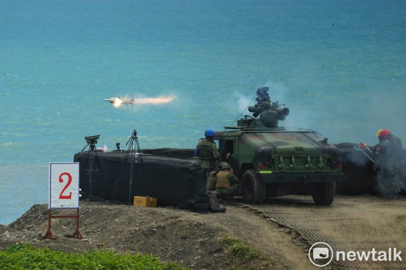 多個國軍單位在屏東加祿堂地區執行拖式飛彈實彈射擊的天馬操演。圖為拖式飛彈實彈射擊連續畫面二。   圖：張良一/攝
