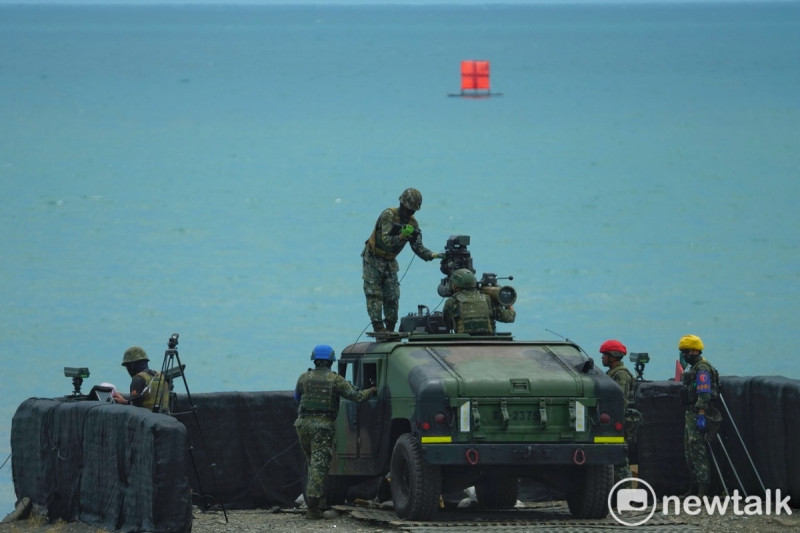 多個國軍單位在屏東加祿堂地區執行拖式飛彈實彈射擊的天馬操演。圖為一位官兵在進行拖式飛彈射擊前準備。   圖：張良一/攝