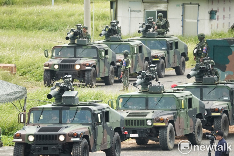 多個國軍單位在屏東加祿堂地區執行拖式飛彈實彈射擊的天馬操演。   圖：張良一/攝