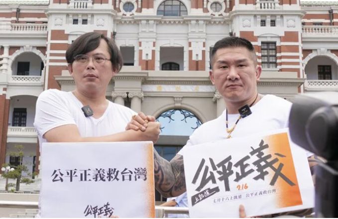前立委黃國昌（左）以「公平正義就台灣」號召民眾16日上凱道遊行，如今卻爆出涉嫌侵占國有地、蓋違建爭議。   圖：翻攝嘖嘖頁面。