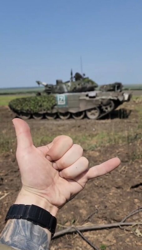 馬庫斯與部隊成員一同繳獲俄軍坦克。   圖：翻攝自John Zhang推特