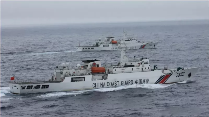 中國海警 1303、2302 號（CCG-1303、CCG-2302）船舶。   圖：《騰訊網》用戶「鋒芒FM」