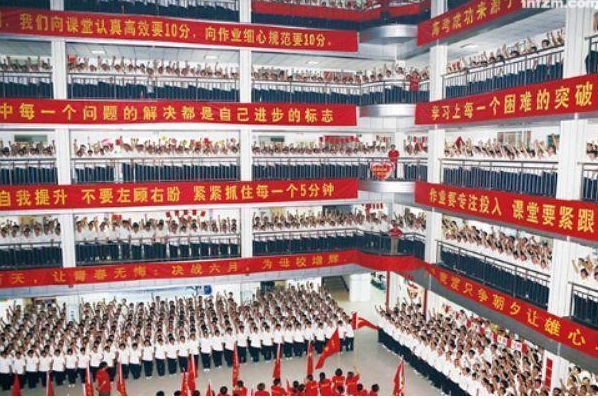 中國高考(大學入學考)競爭激烈，應屆生考試如同出兵打戰。 圖 : 翻攝自搜狐