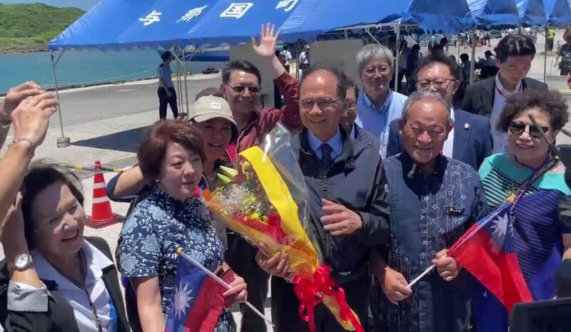 游錫堃（中）抵達與那國島後接受獻花歡迎。   圖：游錫堃國會辦公室提供