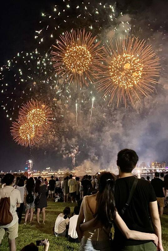 台北一年一度最盛大的大稻埕情人節煙火活動今年升級成「大稻埕夏日節」，5日將有首場180秒中低空煙火施放活動。圖為先前活動480秒煙火施放。   圖：北市觀光傳播局提供