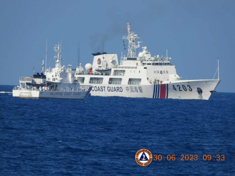 菲律賓海警隊船隻在前往仁愛礁途中遭到中國海警船攔截，據稱最近距離僅90公尺。中國海警船噸位明顯比菲律賓大上許多。   圖：翻攝自推特帳號@jaytaryela