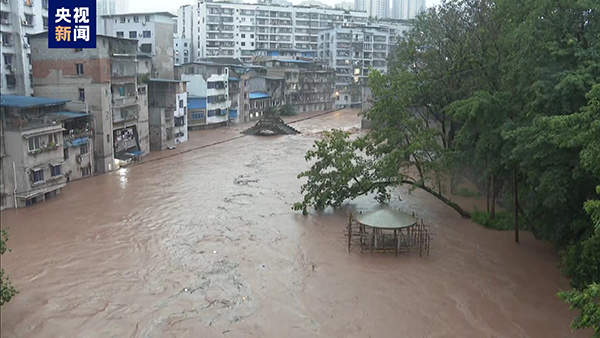 排水系統面臨快速的龐大雨量無力招架，民宅及道路全都泡在水中。   圖：翻攝自央視新聞