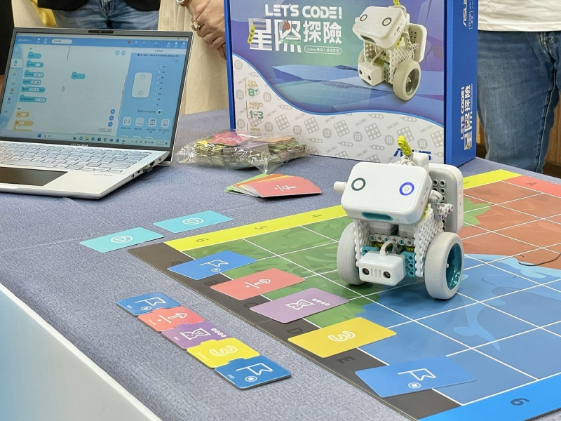 基隆市近年積極引入外部資源推動智慧教育，這次與華碩合作以ASUS PINBO機器人為主軸，開設機器人種子教師培訓課程   圖：ASUS/提供