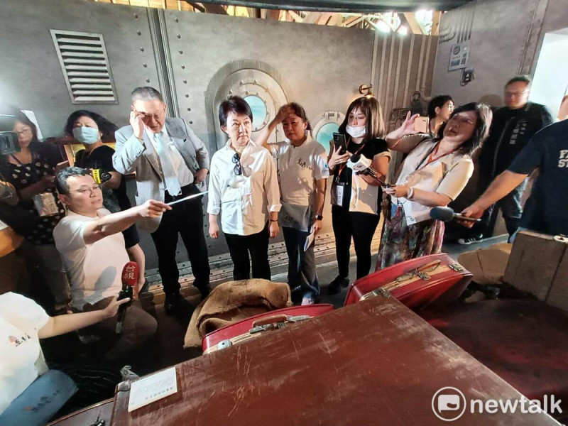 台中市長盧秀燕參觀「我家的兩岸故事—透過互動科技與歷史對話」展。   唐復年/攝