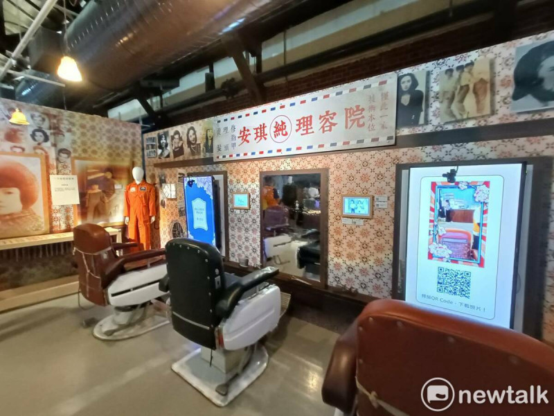 「我家的兩岸故事—透過互動科技與歷史對話」巡展，展場裡復刻台灣早期的理容院場景。   唐復年/攝