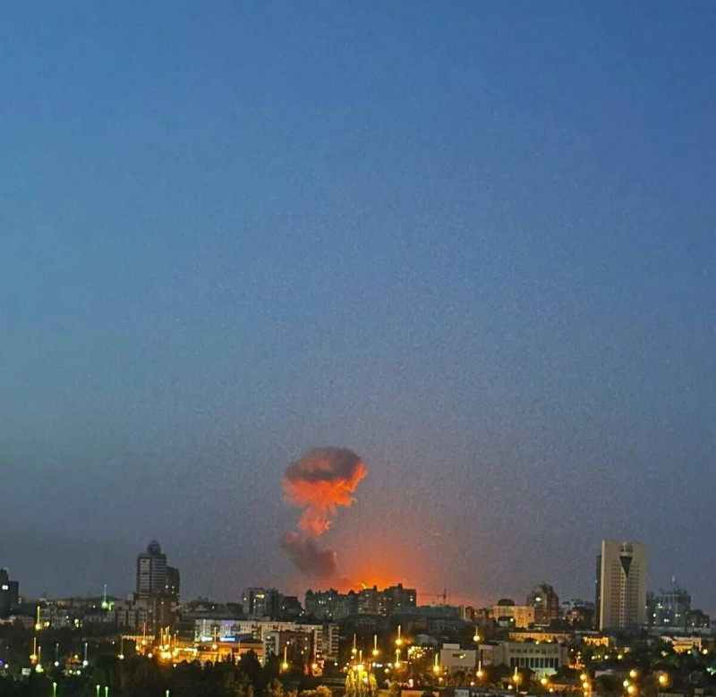 被俄軍佔領的馬克耶夫卡，遭到兩次巨大爆炸的震動，濃煙沖天。   圖：翻攝自推特帳 @NOELreports