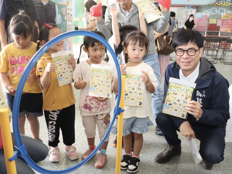 陳其邁(右一)體驗公幼多元延長照顧課程。   圖：高雄市教育局/提供