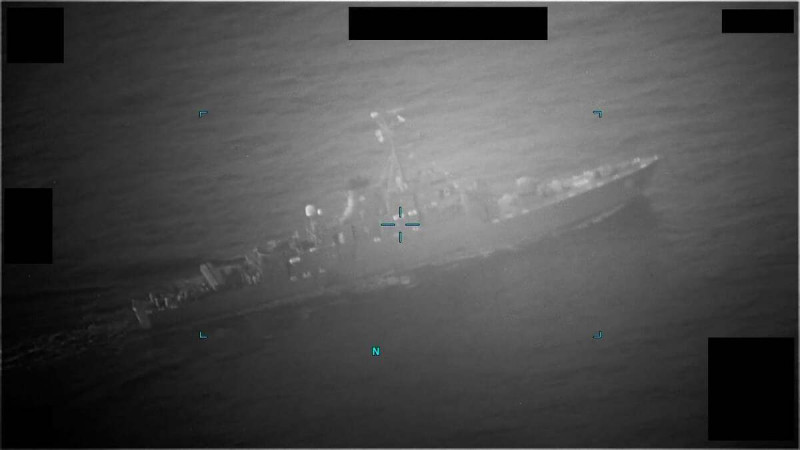 美國海軍第5艦隊指控伊朗海軍在荷姆茲海峽國際水域對懸掛國際旗幟的油輪開槍。   圖：@US5thFleet推特截圖