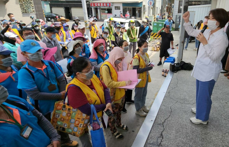 周春米(右一)視察社區孳生源清除及化藥噴藥防治工作。   圖：屏東縣政府/提供