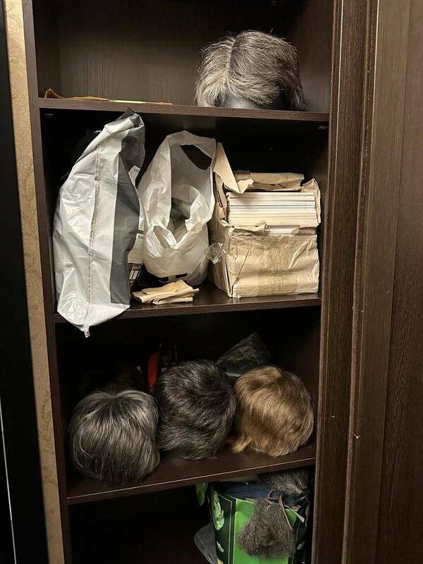 俄羅斯執法部門搜查普里戈津住所和辦公室時，發現假髮、大量現金等物品。   圖：翻攝自ChrisO_wiki推特 