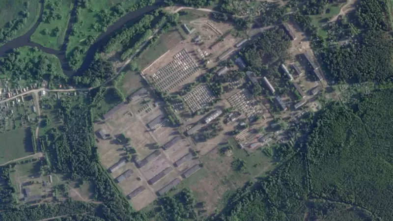 衛星照片顯示，白俄羅斯正在該國南部城鎮奧西波維奇（Asipovichy）周圍一座廢棄軍事基地內興建疑似為供瓦格納士兵駐紮的營地。   圖：翻攝自Planet Labs