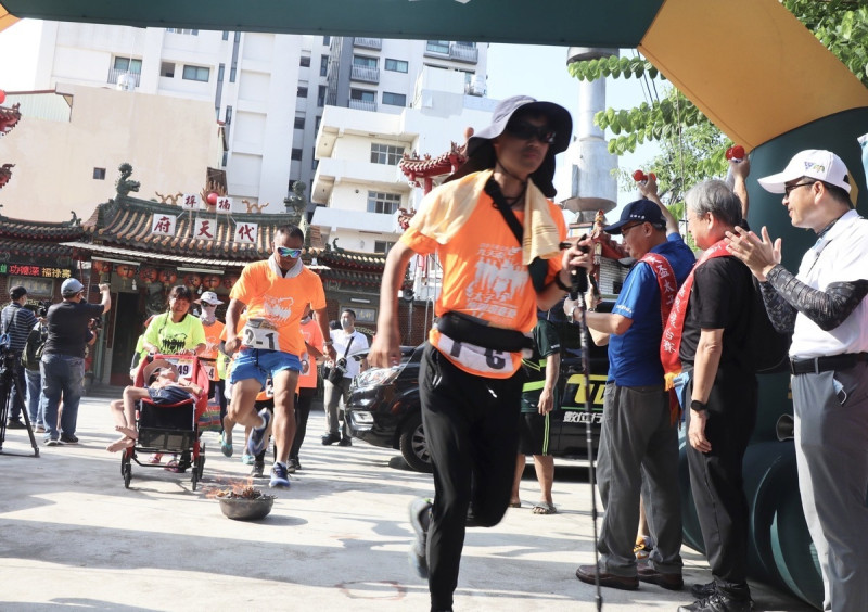 選手在楠梓代天府過火祈求一路平安。   圖：高雄市教育局提供