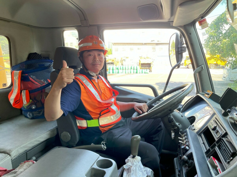 清潔隊司機執行各種環保車輛駕駛工作。   圖：新北市環保局/提供