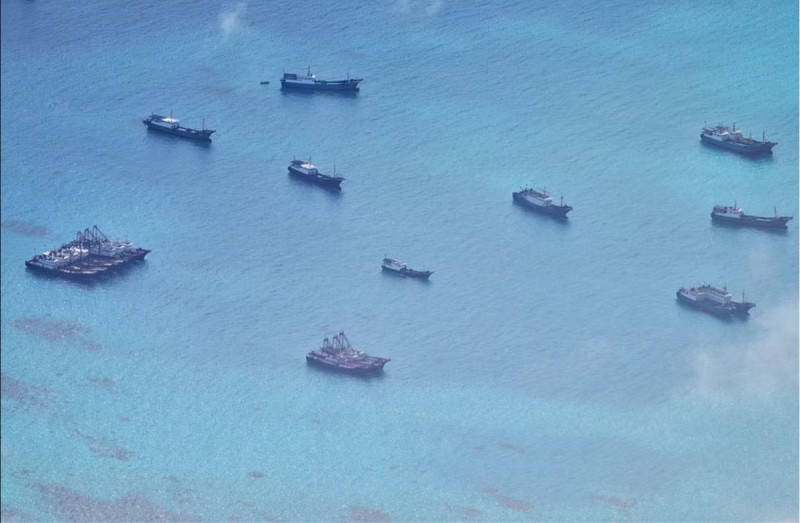 菲國海軍巡邏機6月30日發現在仁愛礁北方的鱟藤礁海域，發現有多達48艘中國漁船活動。   圖：翻攝WESCOM