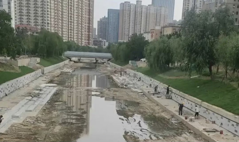 6日，中國網上傳有河南鄭州金水河道掛大理石磚的施工圖，遭網友調侃「花 34 億給河道貼瓷磚」。   圖：翻攝自推特帳號@AsiaFinance