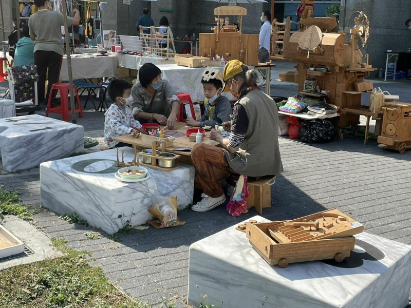 這個週末上午10時至下午4時30分在嘉義市立博物館戶外廣場舉辦的「夏音療FUN趴-健康市集」。   圖：嘉義縣政府／提供