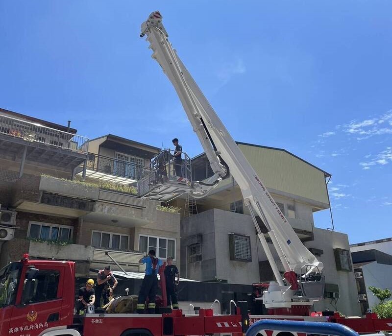 高市消防局出動雲梯車要逮逃到工程吊臂上的移工。   圖：孫家銘翻攝