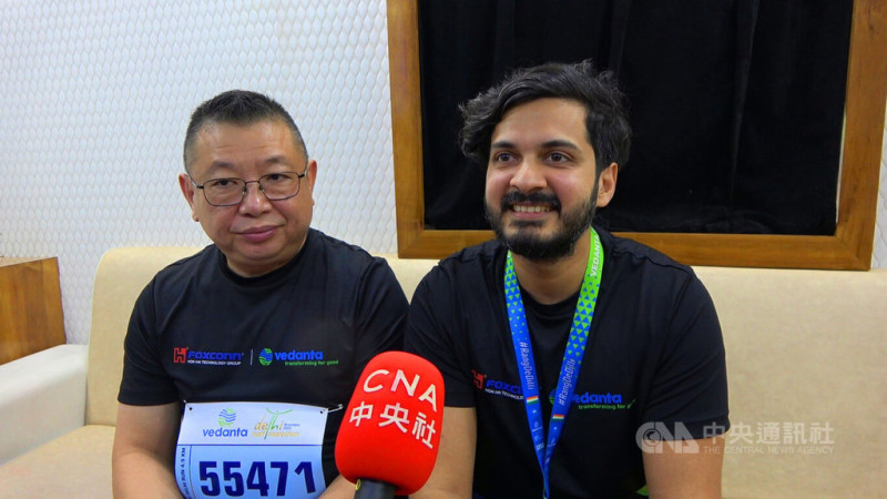 Vedanta半導體與顯示器事業部全球董事總經理赫巴（右，Akarsh Hebbar）。左為印度鴻海集團清奈廠區處長陳律道。   圖/中央社