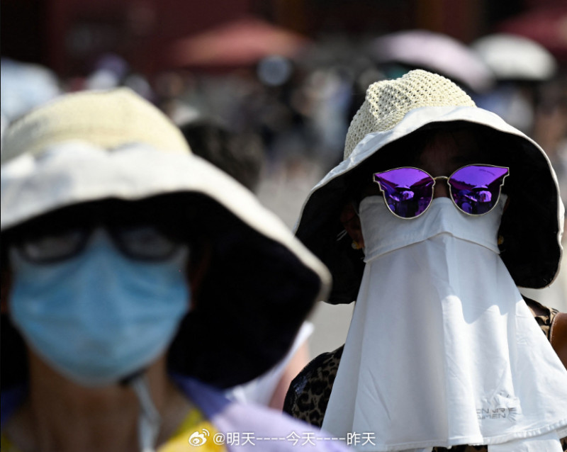 注重防曬的中國民眾，外出紛紛配戴「臉基尼」，已達到全面防曬效果。   圖：翻攝自微博