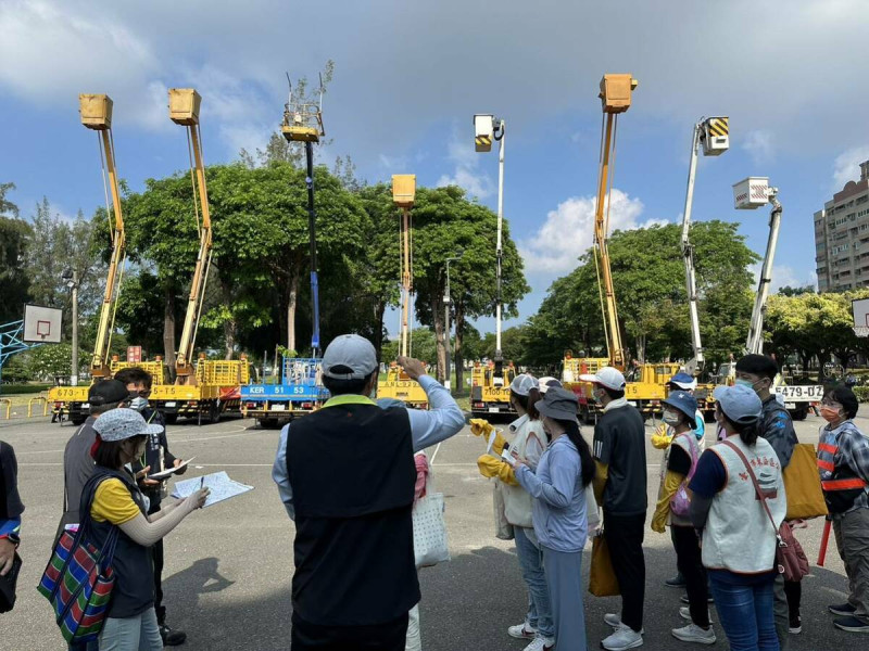 東區區公所今日持續動員七組大型高空作業車執行天溝巡查作業，針對高風險里別之天溝、高處積水點進行全面性的巡檢，清除天溝淤積物並實施預防性投藥。   圖：台南市政府提供