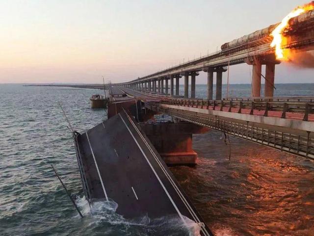 當地時間2022年10月8日，在橫跨刻赤海峽的克里米亞大橋鐵路橋上，一節裝有燃料的火車油罐車廂起火，多節貨運車廂受損。   圖：翻攝自新浪