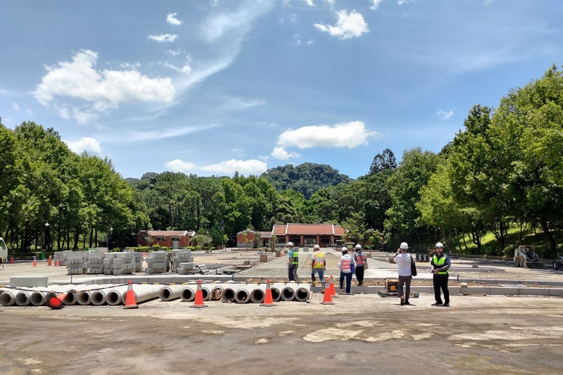 桃園市政府風景區管理處表示，慈湖雕塑紀念公園及慈湖停車場已有13年未進行大規模整備修復，風管處在民國111年間爭取中央補助經費，展開改造及硬體設施優化作業，工程分兩階段封園，預計年底完工。圖為施工情形。   圖：桃園市政府風景區管理處提供