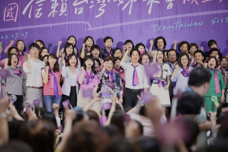 全國信賴台灣姊妹會今（9）天下午盛大成立，由跨縣市、跨世代、跨職業別的女性自發組成的後援會，今天以「自動自發來相挺、擴大組成信賴姊妹」、「跨世代合作」、「三代同堂」為主軸。   圖：賴清德競辦提供
