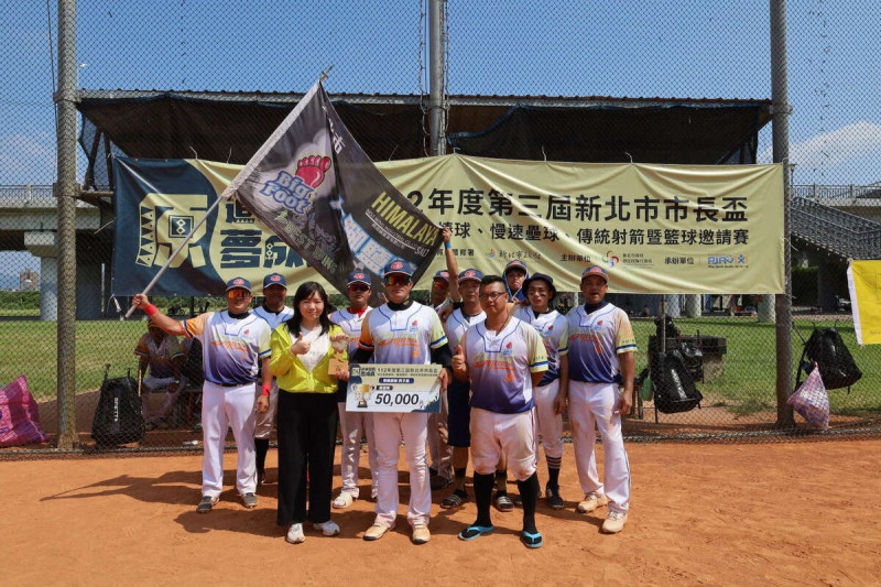 一年一度的新北市市長盃原住民族系列運動賽事，慢速壘球男子組由業餘傳統勁旅Big Foot大腳塩糖隊勇奪冠軍。   圖：新北市政府原民局/提供