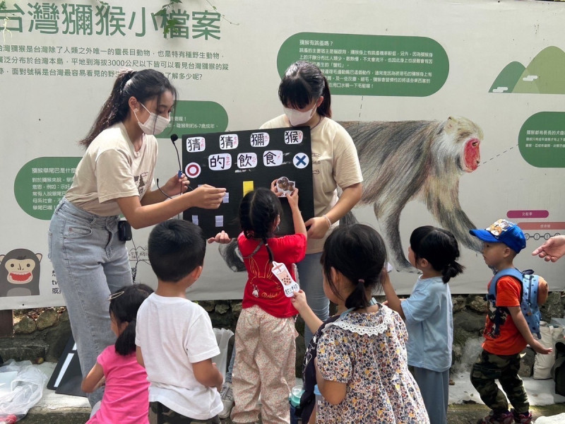  中山工商學生動物導覽解說，與幼兒進行互動。   圖：中山工商提供